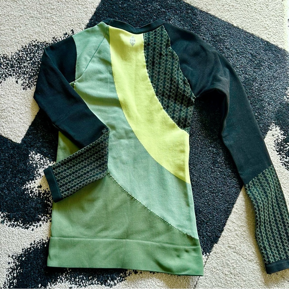 *NWOT* FREE PEOPLE MOVEMENT Seamless Long-Sleeve Athletic Top Black & Mint — M/L - Picture 4 of 8